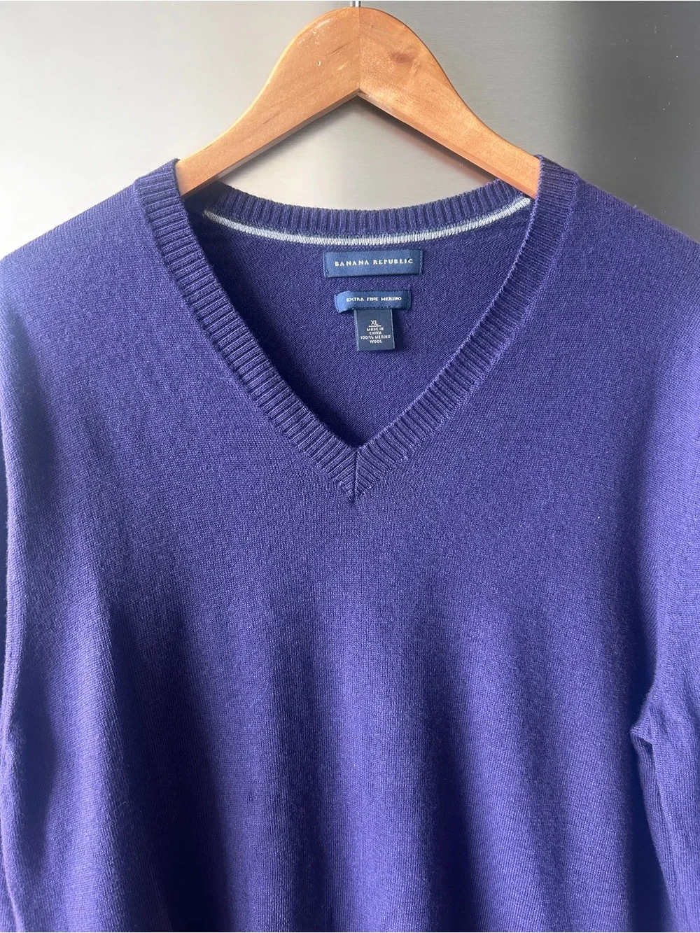 Banana Republic XL 100% Merino Wool V Neck Sweater Purple Flaw
